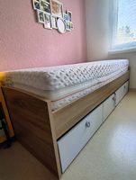 Bett und Schrank mit Stauraum