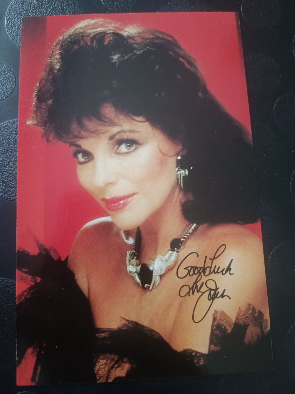 Autografi: Joan Collins - Autogrammkarte – Usato da Menziken venduto da Artographs