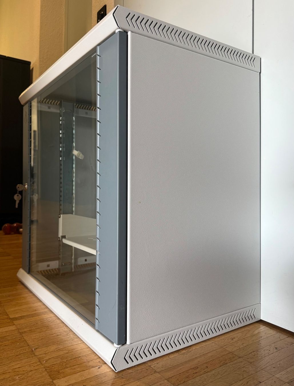 Racks & Cavalletti: Kleiner Serverschrank, gebraucht – Usato da Zürich venduto da pejole 1