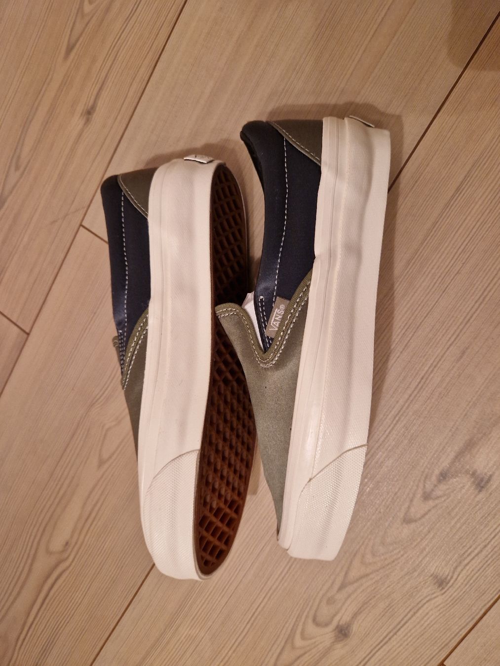 Vans Scarpe da uomo: Vans Slip-On Gr.36.5 Grün Satin – Nuovo e nell'imballaggio originale da Zürich venduto da stefanella 2