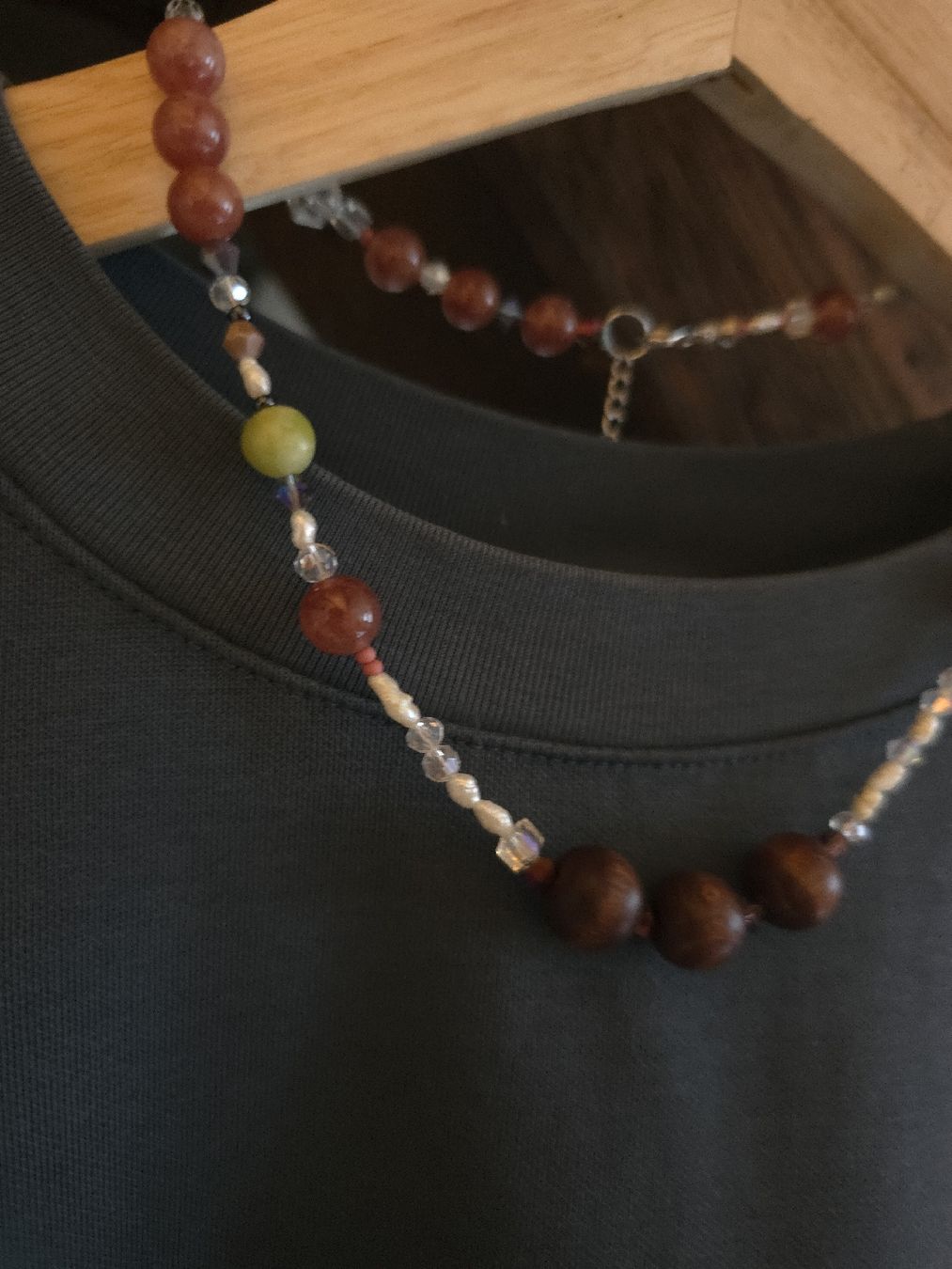 Catenine: Handmade Statement Kette mit Süsswasserperlen & Natursteinen – Nuovo e nell'imballaggio originale da Interlaken venduto da NataliiaS