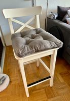 2 chaises de bar blanches avec coussins gris IKEA Ingolf