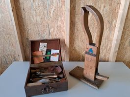 Alter Sattlerbock Nähbock mit Werkzeugkiste