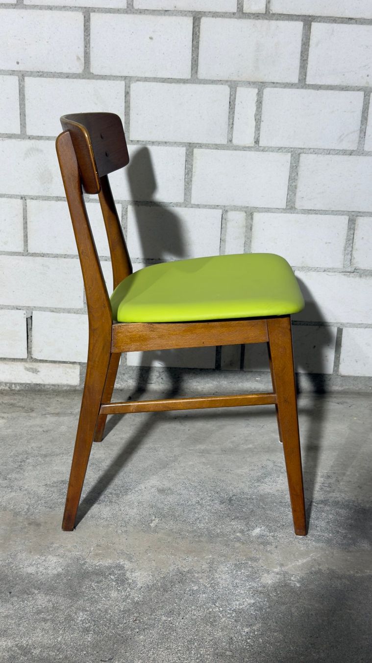 Sedie: Set aus vier Mid-Century-Modern-Esszimmerstühlen – Usato da Zürich venduto da Hedwig-steig 9