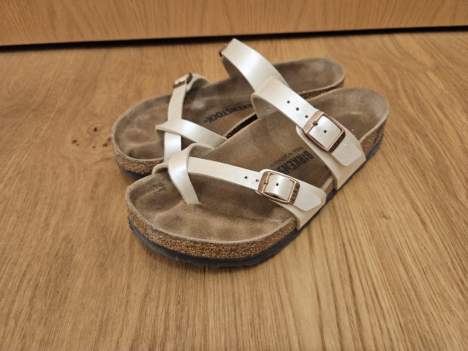 Birkenstock Damenschuhe: Birkenstock Mayari pearl white regular 38 – Gebraucht aus Sargans von Chicco051