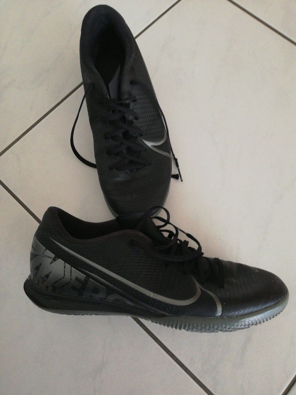 Nike Schuhe für Jungen: Hallenturnschuhe Nike gr 41 – Gebraucht aus Ballwil von fischli01 1