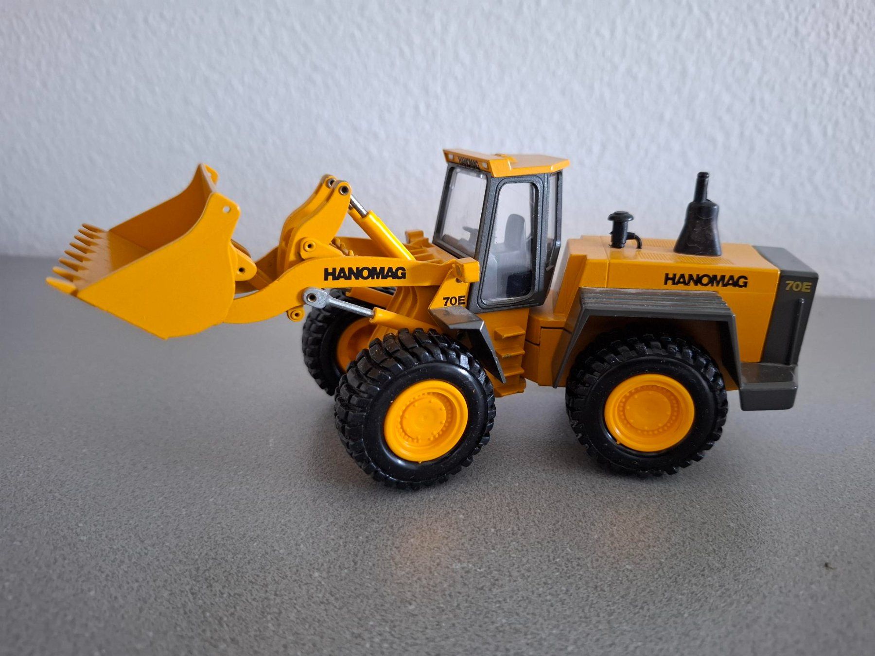 Conrad Kit di modellismo & Modellini statici: Conrad Hanomag Radlader 70 E  1:50 – Nuovo (secondo la descrizione) da Henau venduto da fag_lzx9 2