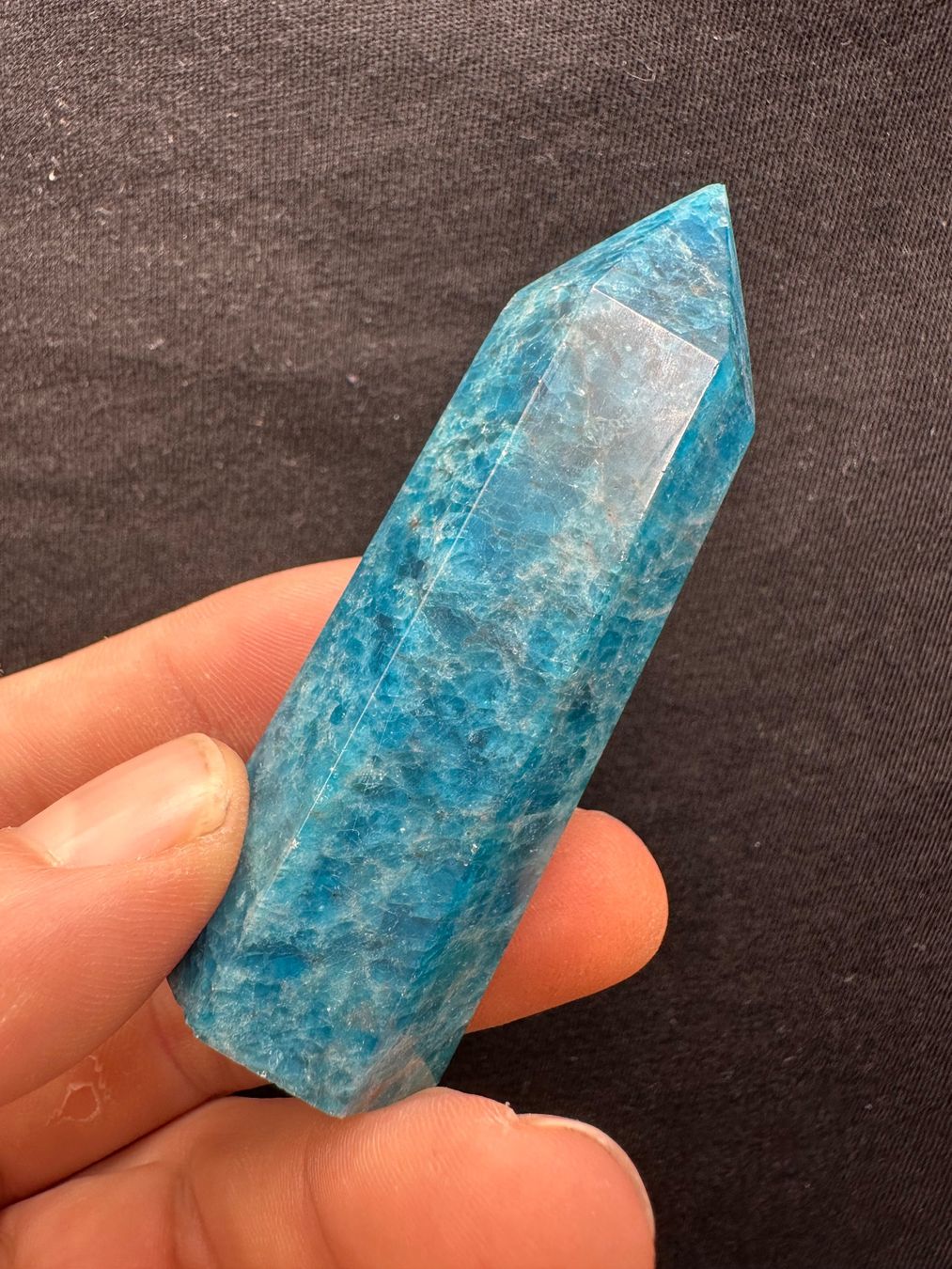 Minerali & Pietre curative: Blauer Apatit Obelisk, Turm, Spitze – Nuovo e nell'imballaggio originale da Männedorf venduto da Handschmeichler 2