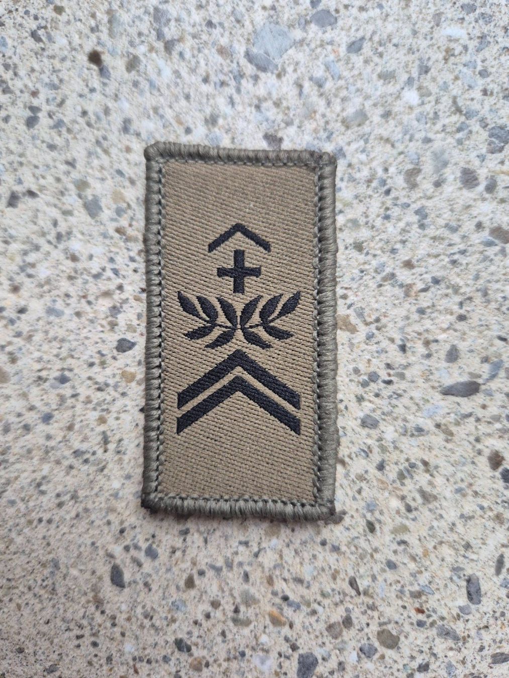 Schweizer Armee Placchette & Badge: *** Gradabzeichen Taz Feldweibel mit klett *** – Nuovo e nell'imballaggio originale da Riedholz venduto da fr_sIruP