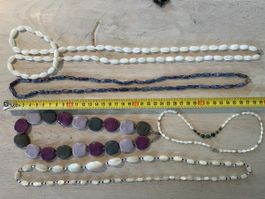 Viele Halsketten, Modeschmuck, viele Farben!