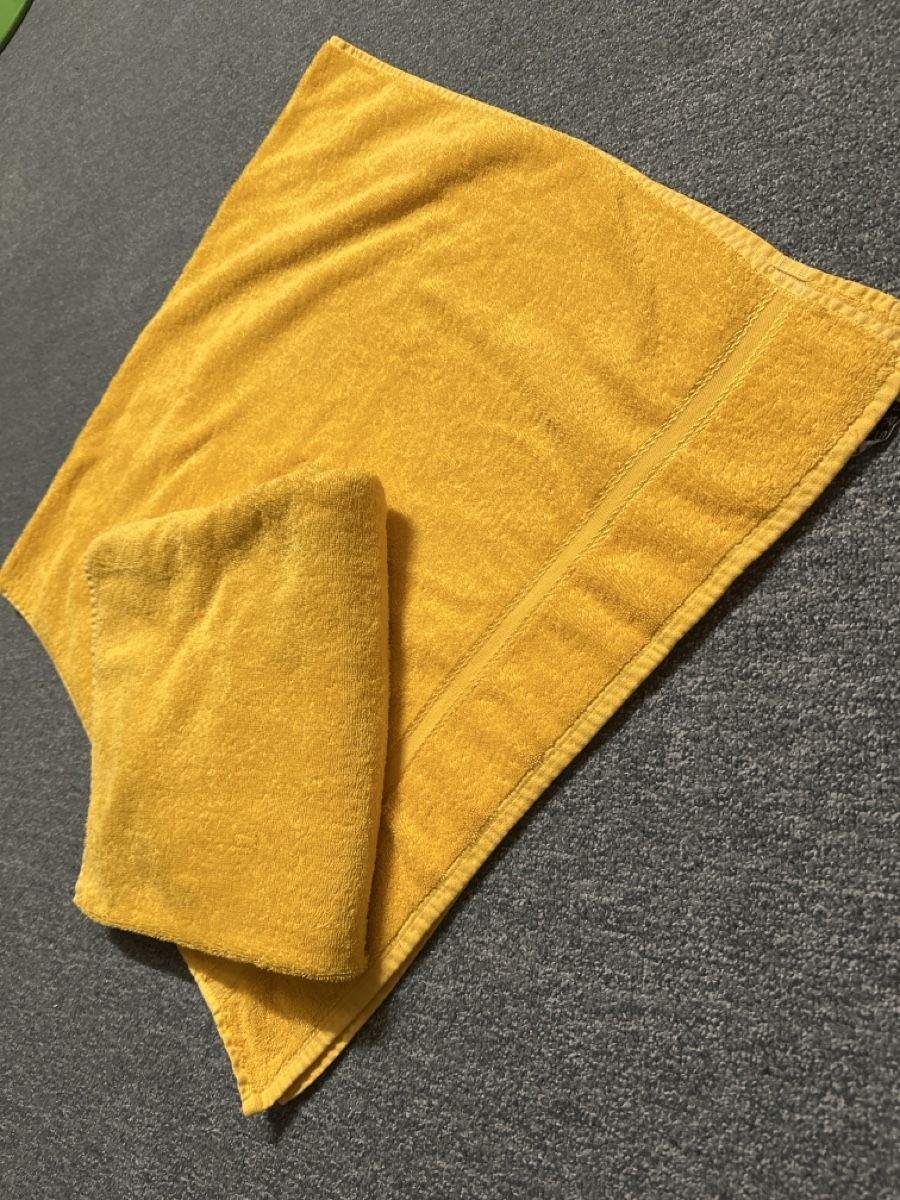 Serviettes de bain: 2 Badetücher Sonnengelb  – D'occasion à Baltschieder par YmroBe
