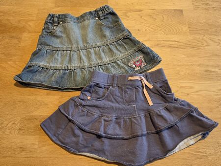 Zwei Mädchen Röcke blau und grau gebraucht 122/128
