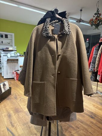 Max Mara Mantel – Camel / Beige mit Leo-Details