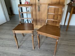 Zwei Stühle Holz massiv braun klassisch guter Zustand