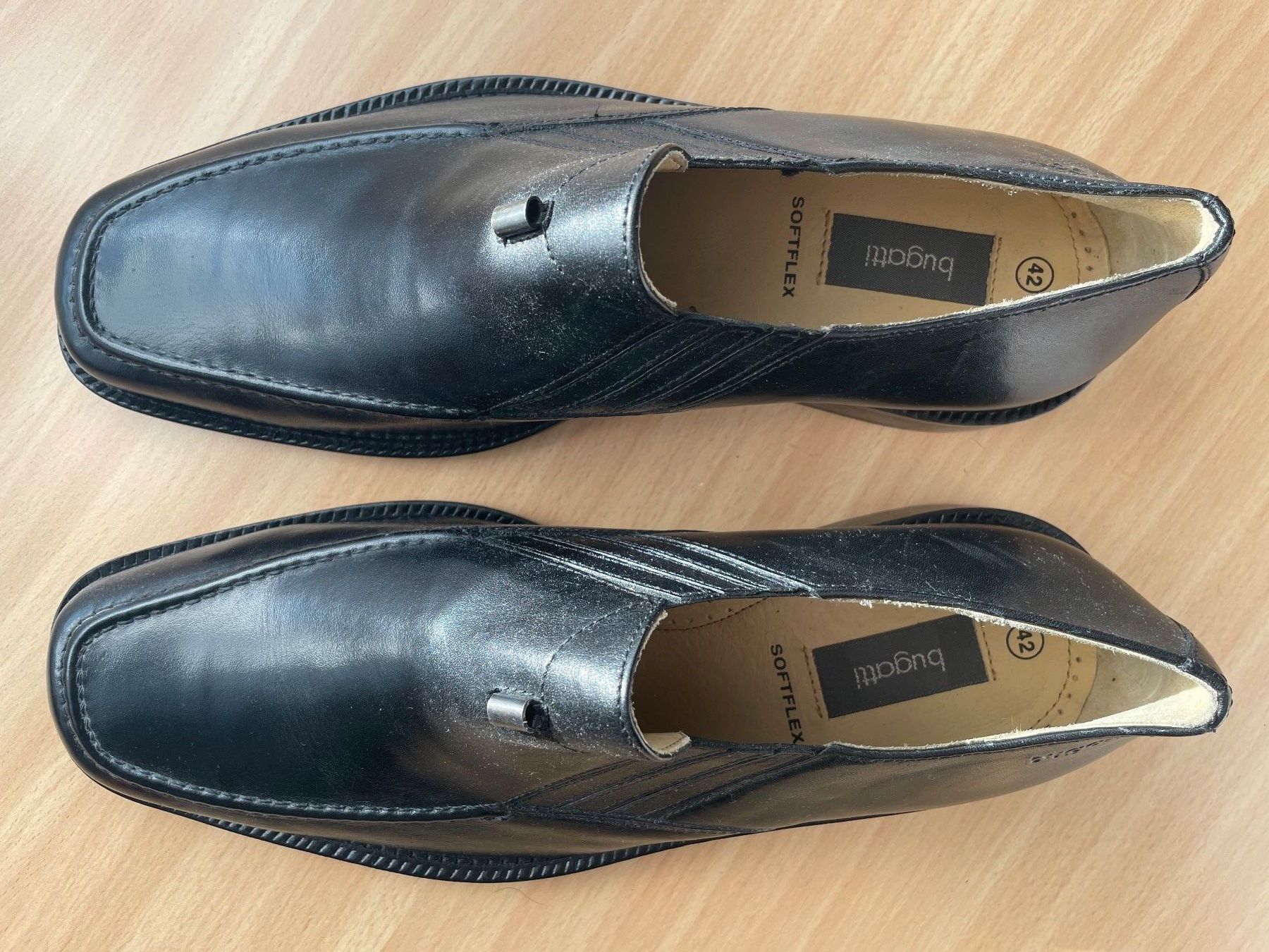 Bugatti Scarpe da uomo: Bugatti Slipper schwarz Leder Gr. 42 - Neu ! – Nuovo (secondo la descrizione) da Rothenfluh venduto da Ron999