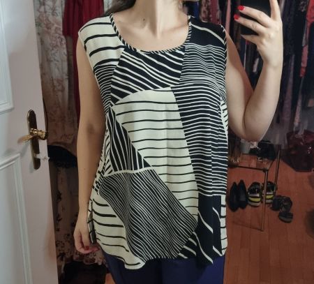 Schickes Damentop Gr. XL/XXL schwarz/weiss gestreift elegant