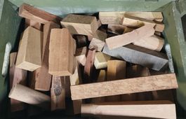 Holzstuecke Konvolut verschiedene Holzarten, Drechselholz