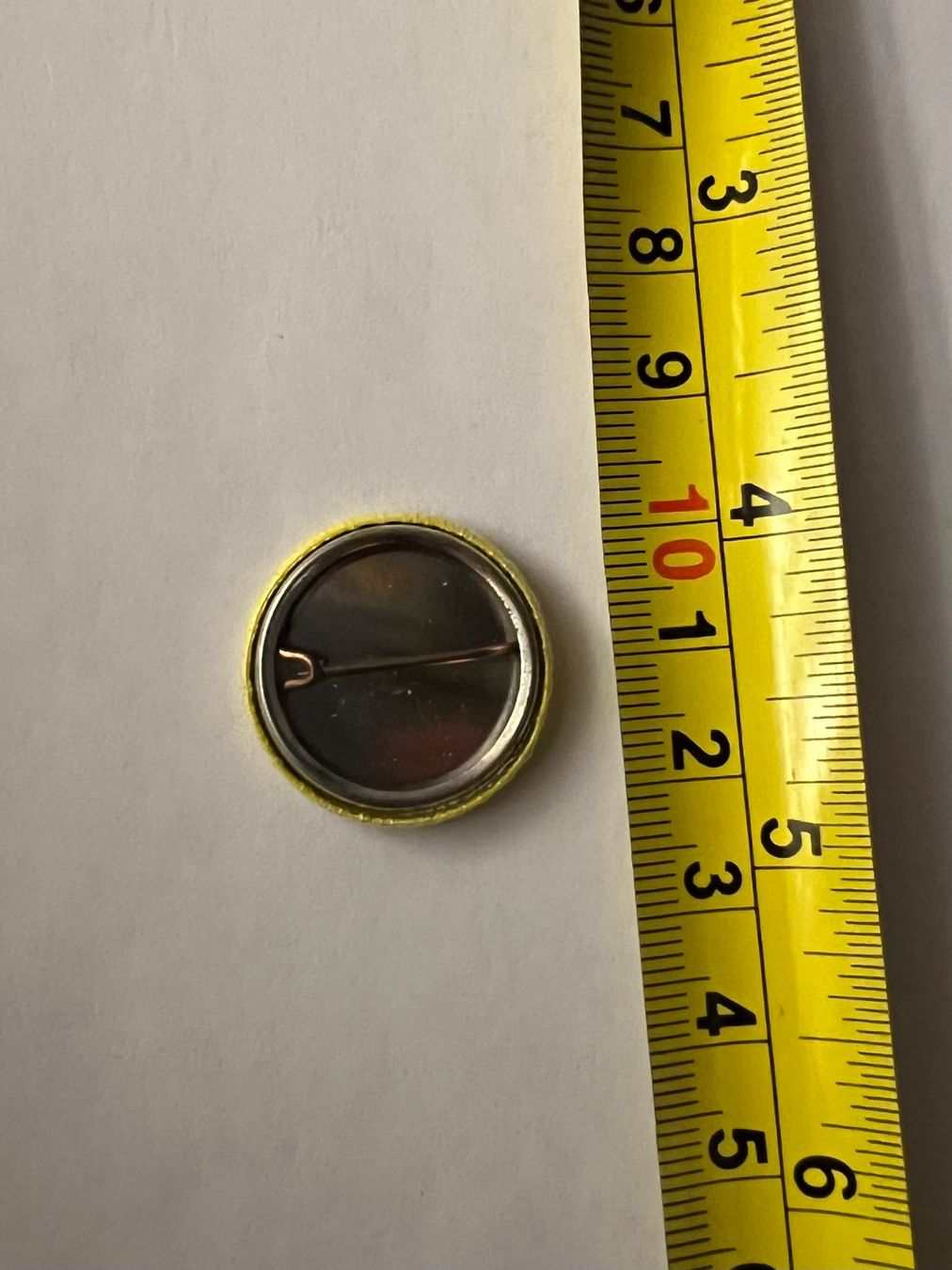 Spille & Fermagli: Button Amnesty International Logo – Usato da Zürich venduto da rigani 2