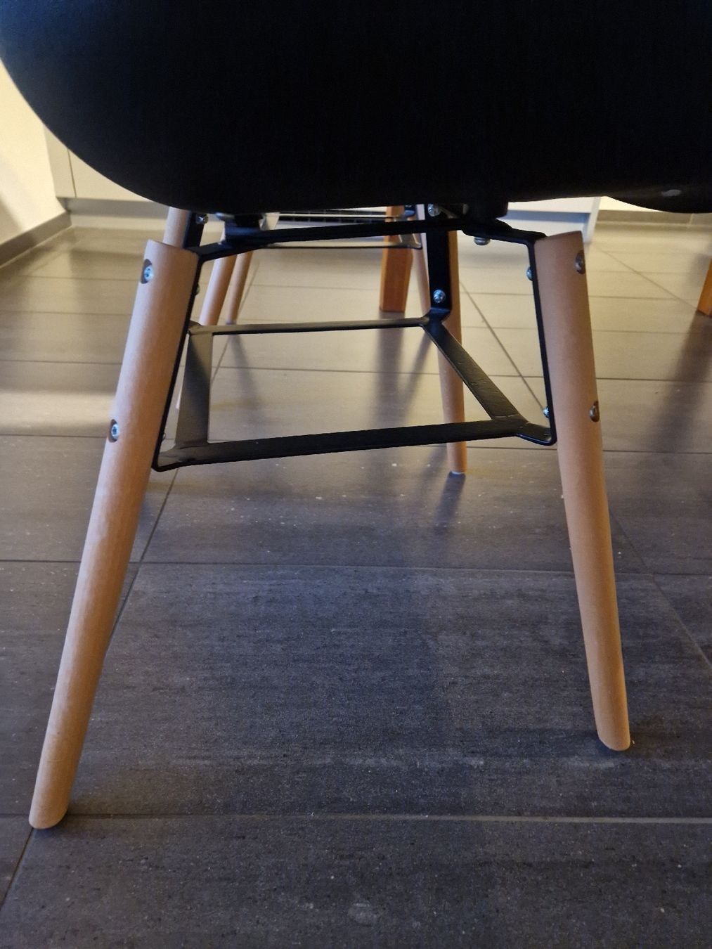 Livique Stühle: 4x Schwarze Stühle mit Holzfüssen – Gebraucht aus Schenkon von Eti94 2