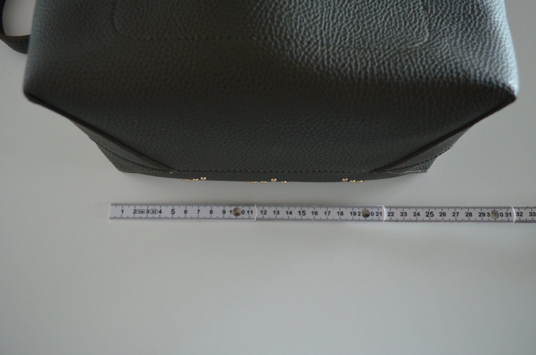 Borse da donna: Beuteltasche mit Nieten – Usato da Locarno venduto da DarjaRonco 5