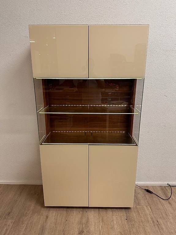 Vetrine: Team 7 Cubus Vitrine Nussbaum mit Glasfront – Usato da Obernau venduto da Arche_Noah_Brocki