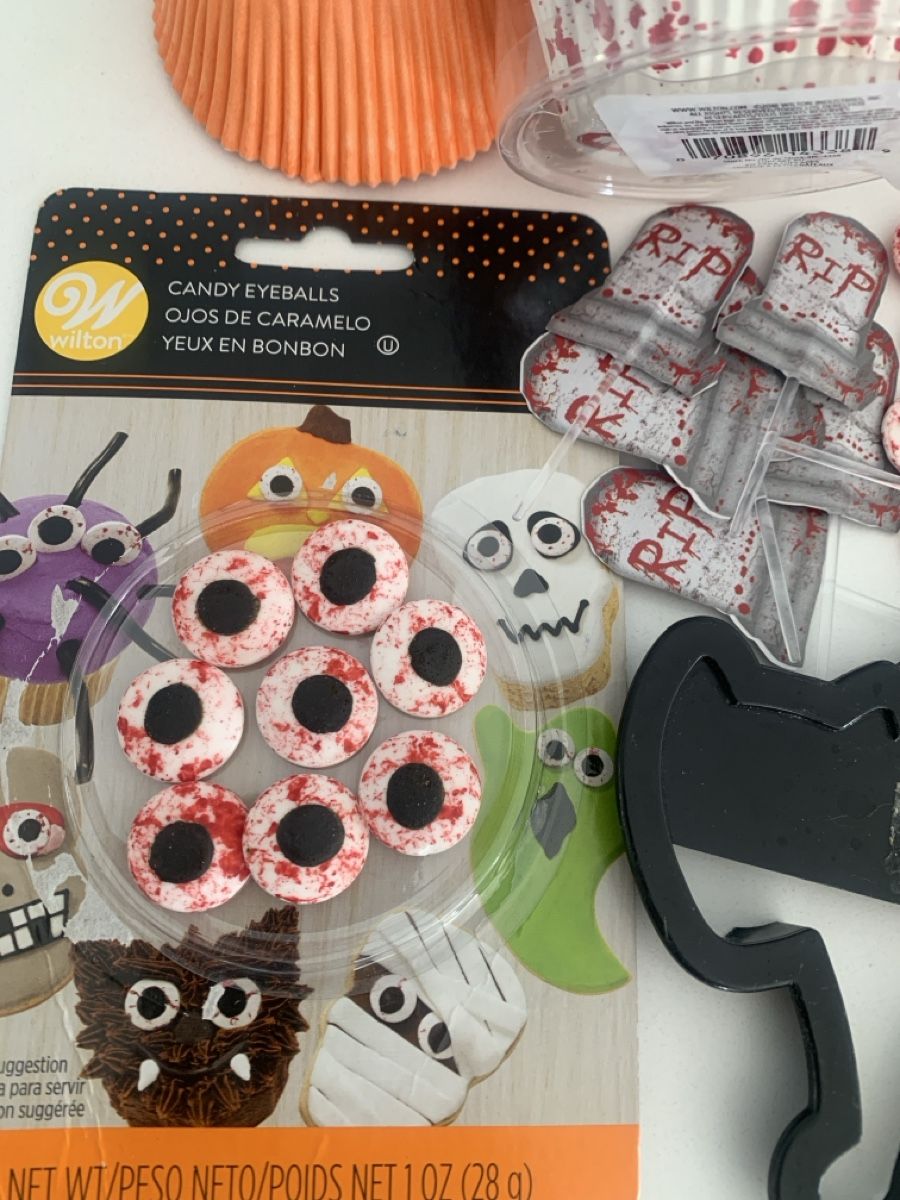Alle Dekorationen: Wilton Halloween Cupcake Kit Candy Eyeballs, Cookie Cutter – Neu und originalverpackt aus Immensee von vgitter 2