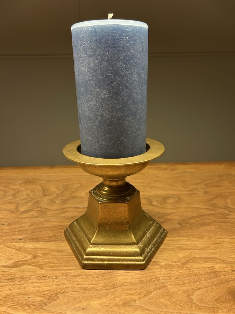 Bougeoirs: Kerzenständer Messing mit blauer Kerze – D'occasion à Kreuzlingen par Pix66