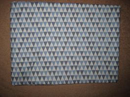 Baumwollstoff weiss mit blauen Dreiecken