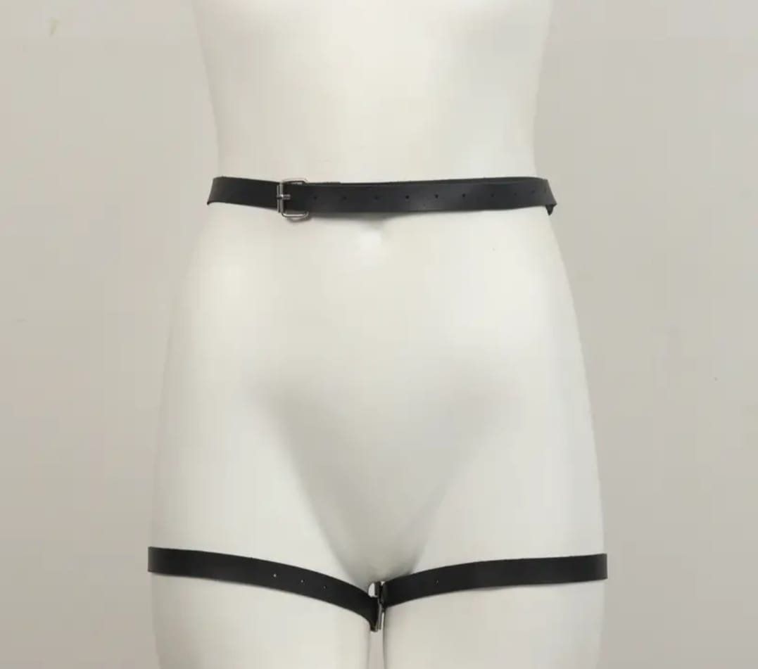 Cinture: Schwarzer Harness Body Gurt mit Schleifen, – Nuovo e nell'imballaggio originale da St.Erhard venduto da Saskya551
