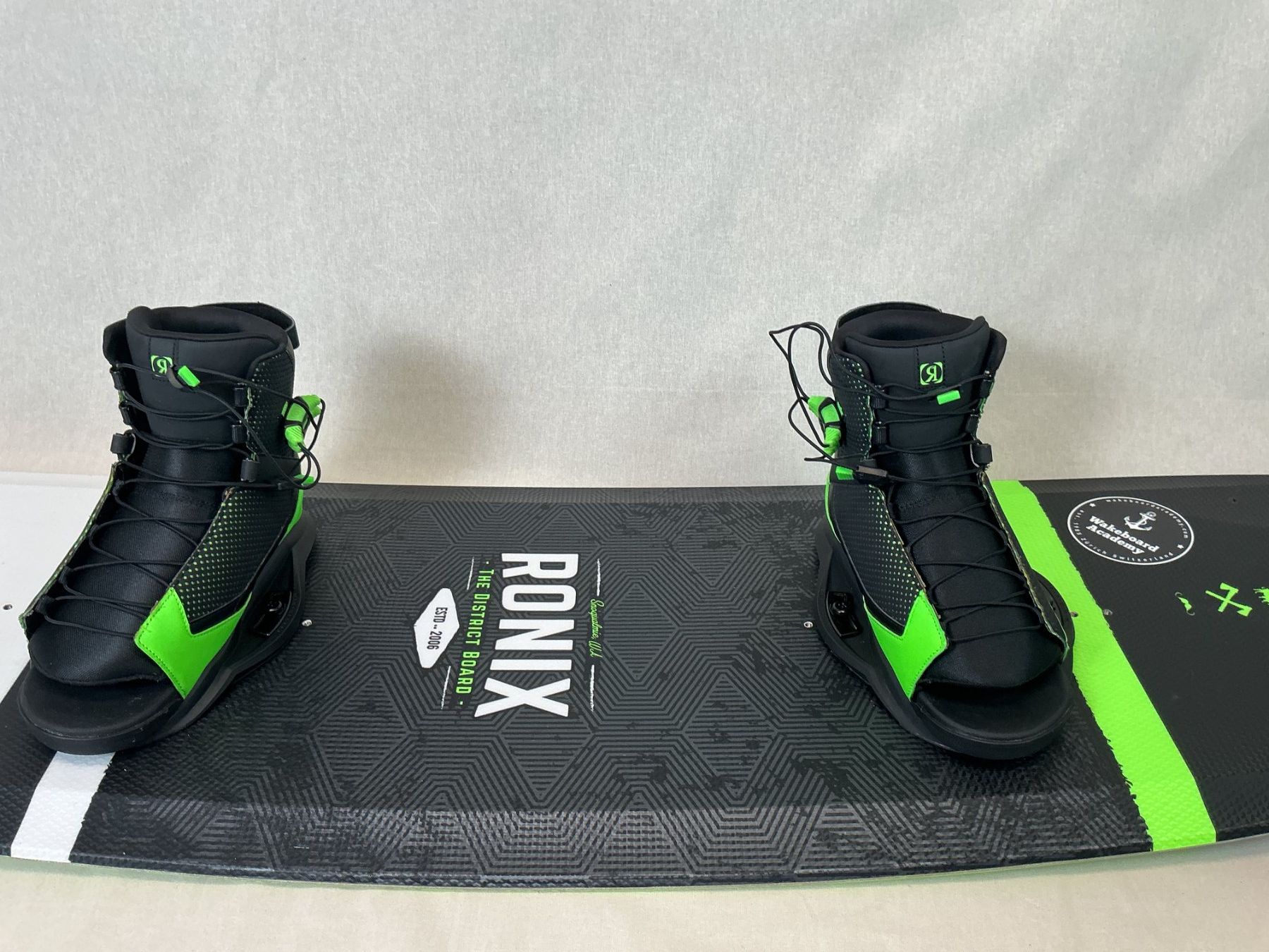 Ronix Surfboards & Schwimmbrette: RONIX Wakeboard the District 150 cm / Gr. 40 - 45.5 – Gebraucht aus Richterswil von Restwert_Richterswil 3
