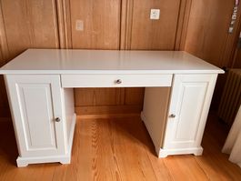 Schreibtisch weiss, mit Schublade & zwei Türen, CHF 12.00