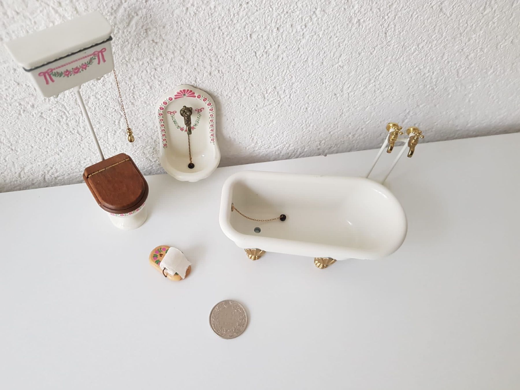 Case e mobili per bambole: Badezimmermöbel miniatur, antik – Usato da aarau venduto da A.Naef 1
