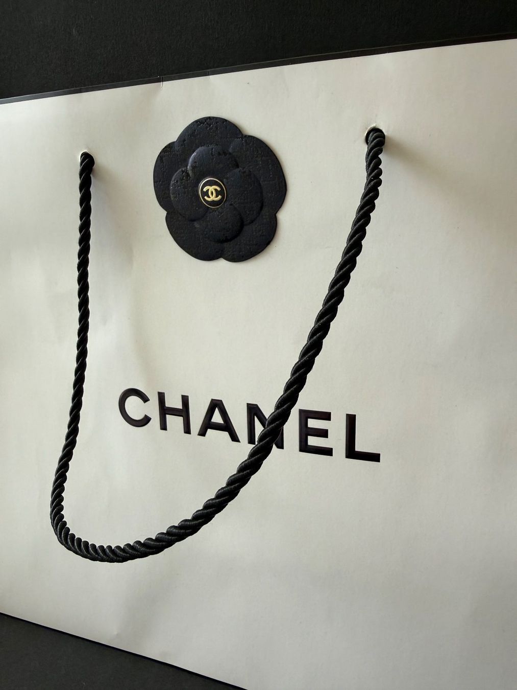 Chanel Taschen: CHANEL - Papiertasche mit dunkelblauer Kamelie – Gebraucht aus St. Gallen von aracne 2