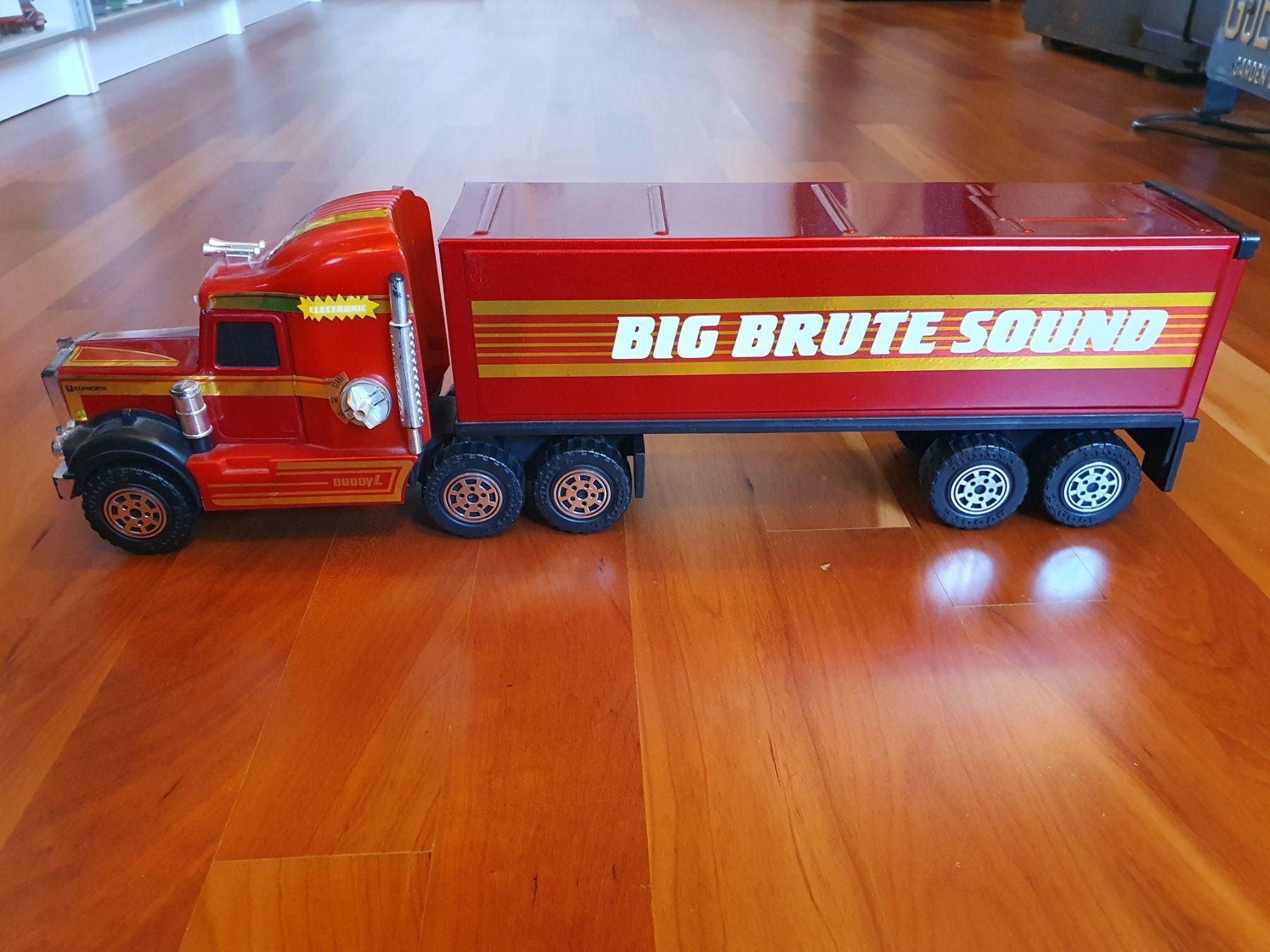 Giocattoli: Kenworth Truck mit Sound – Usato da Triesen venduto da platzproblem1 1