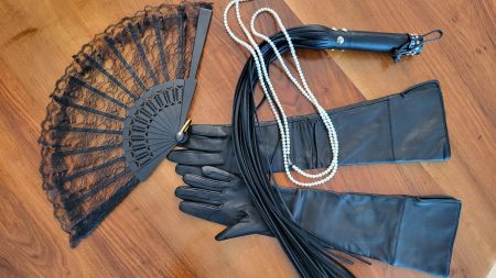 Lederhandschuhe, Fächer, Perlen und Peitsche, Theater, Bühne