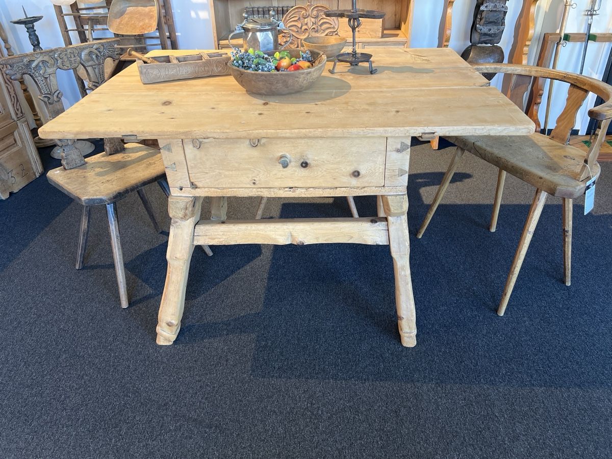 Tavoli: Kastentisch Engadin 18.Jhd – Usato da Gossau SG venduto da Keller-Antiques
