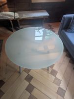 Moderner Couchtisch / Beistelltisch aus Milchglas