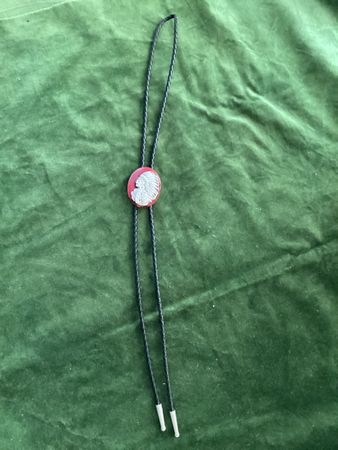 Bolo Tie Siskiyou 1987 Indianer Motiv rot Zinn gebraucht