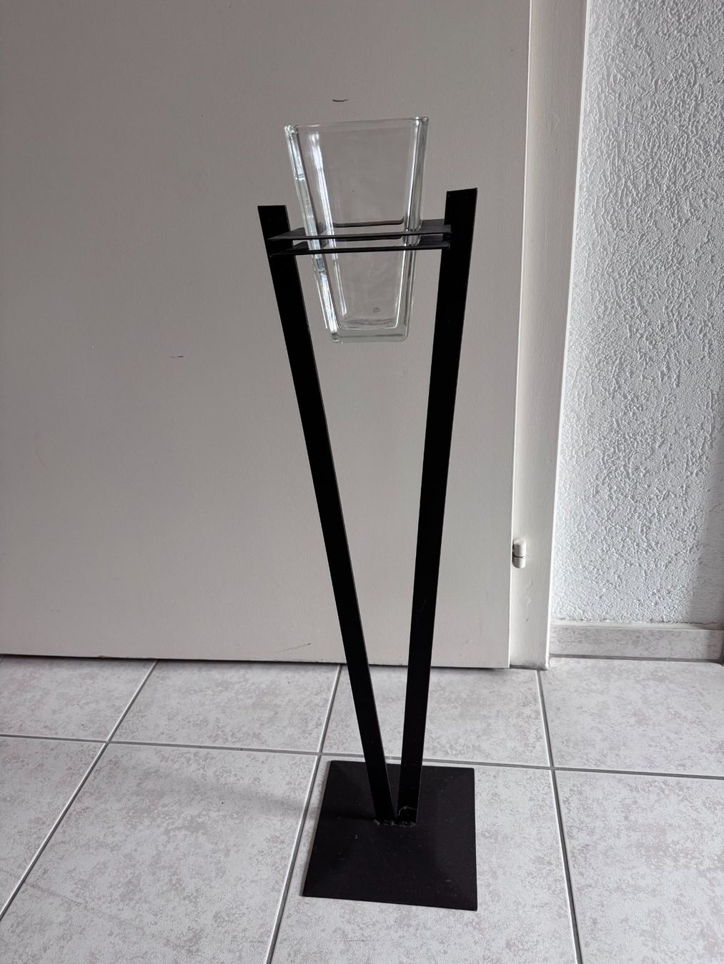 Altro per la casa: Metallständer schwarz mit einer Glasvase  quadratisch – Usato da Zofingen venduto da Snowwith