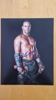 Dustin Clare, Original Autogramm auf Grossfoto in Farbe