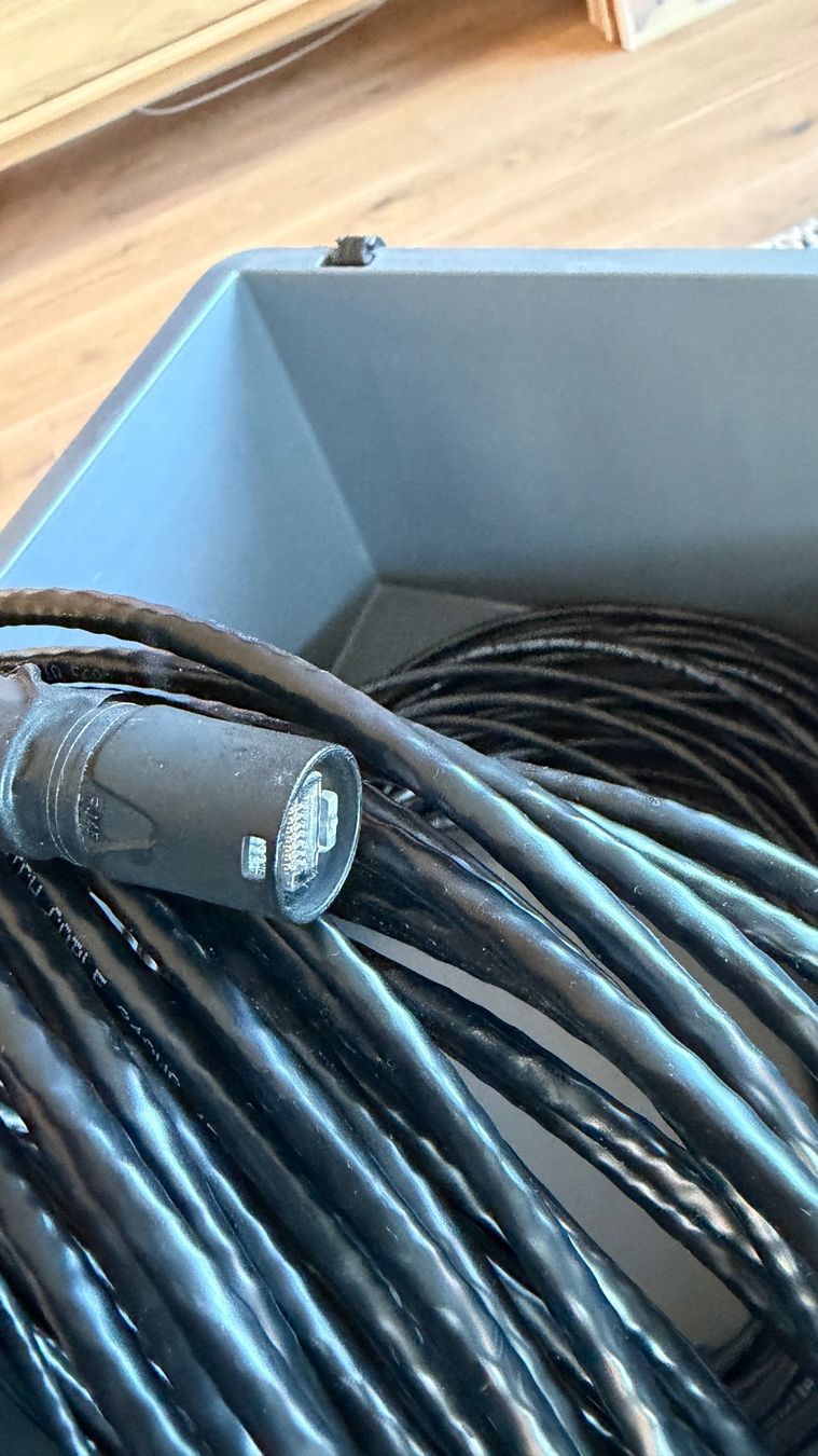 Videocamere: Riedel Intercom PunQtum Q110 3 x Set mit Headset, POE Switch – Usato da Altikon venduto da sulzstede 4