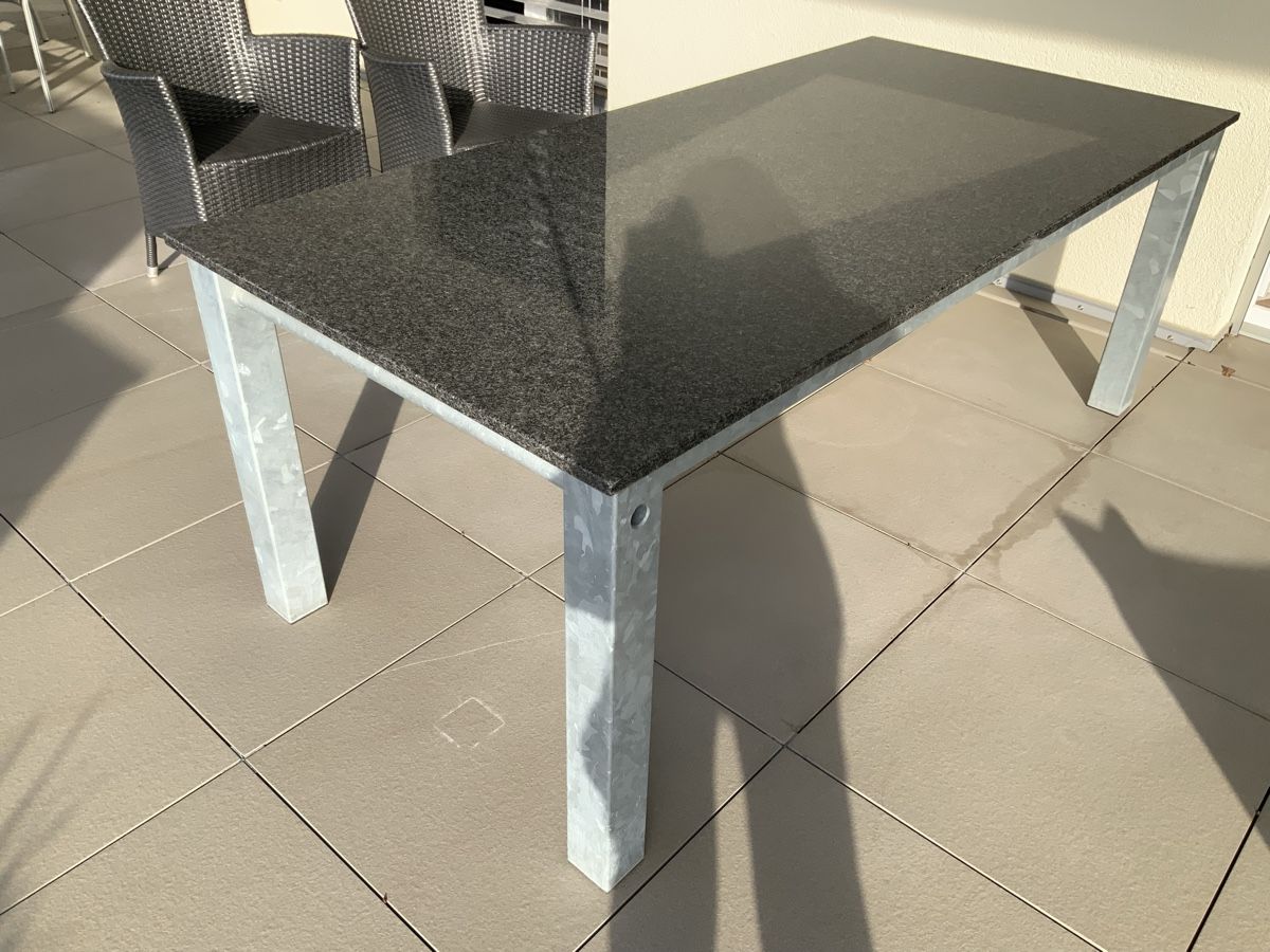 Tables: Gartentisch mit Granit Tischplatte – Neuf (Voir description) à Zürich par Aqua2 1