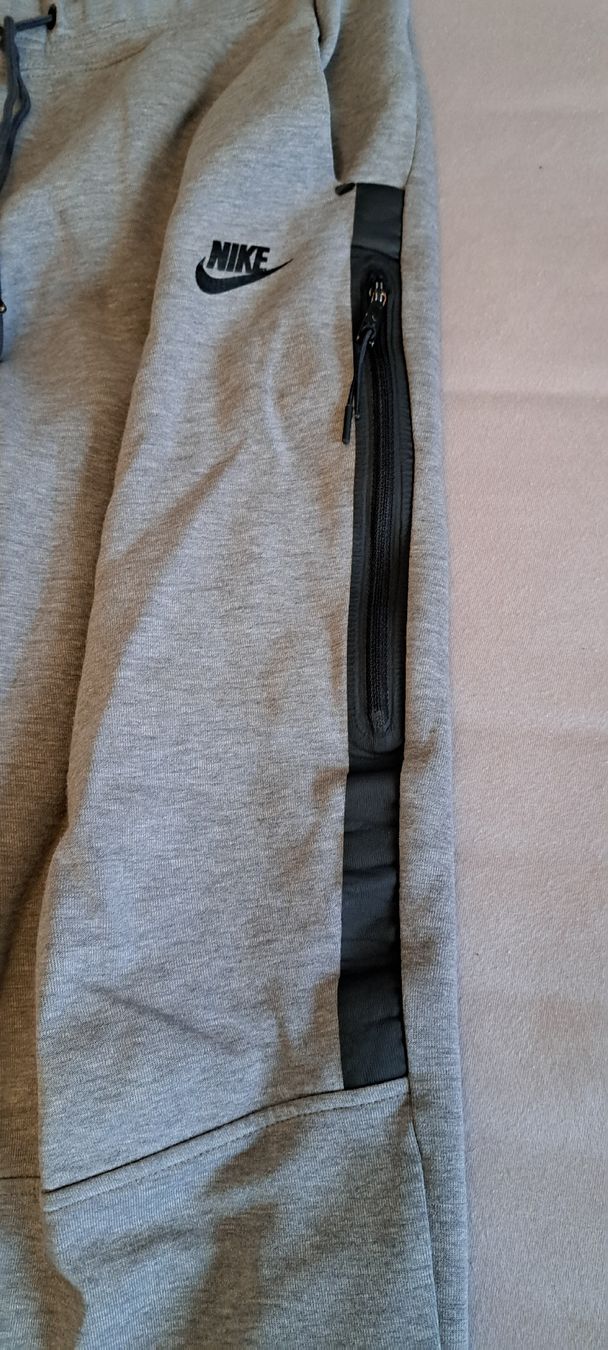 Nike Pantaloni: Nike Jogginghose Grösse M Herren – Nuovo (secondo la descrizione) da Hombrechtikon venduto da Atroms47 1
