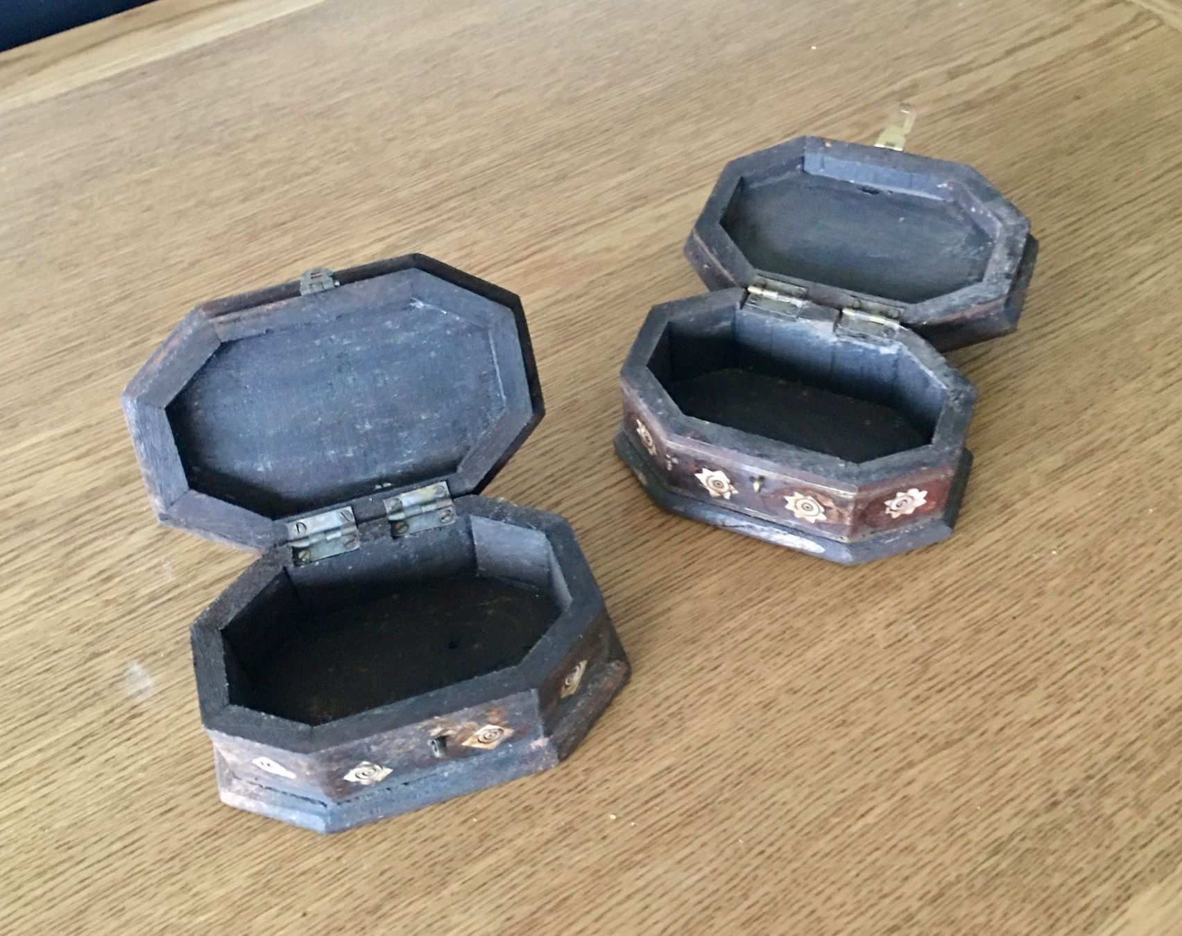 Articoli in legno: 2 antike indische Holzschatullen – Usato da Arlesheim venduto da ren_5d2b 1