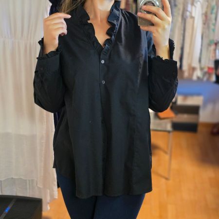 Elegante schwarze Bluse mit Rüschen – klassisch hemd