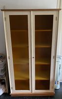 Schöner Vitrinenschrank / Glasschrank in Creme