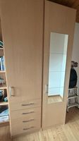 Schrank mit Spiegelkacheln