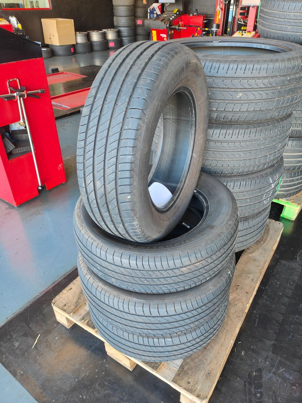 Michelin Pneus & Kompletträder: 195/65 R15 Sommerreifen – Gebraucht aus Oberengstringen von Reifen-Lagerverkauf