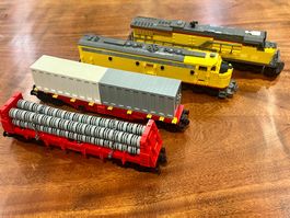 2 locomotives et 2 wagons compatibles Lego (Bluebrixx)