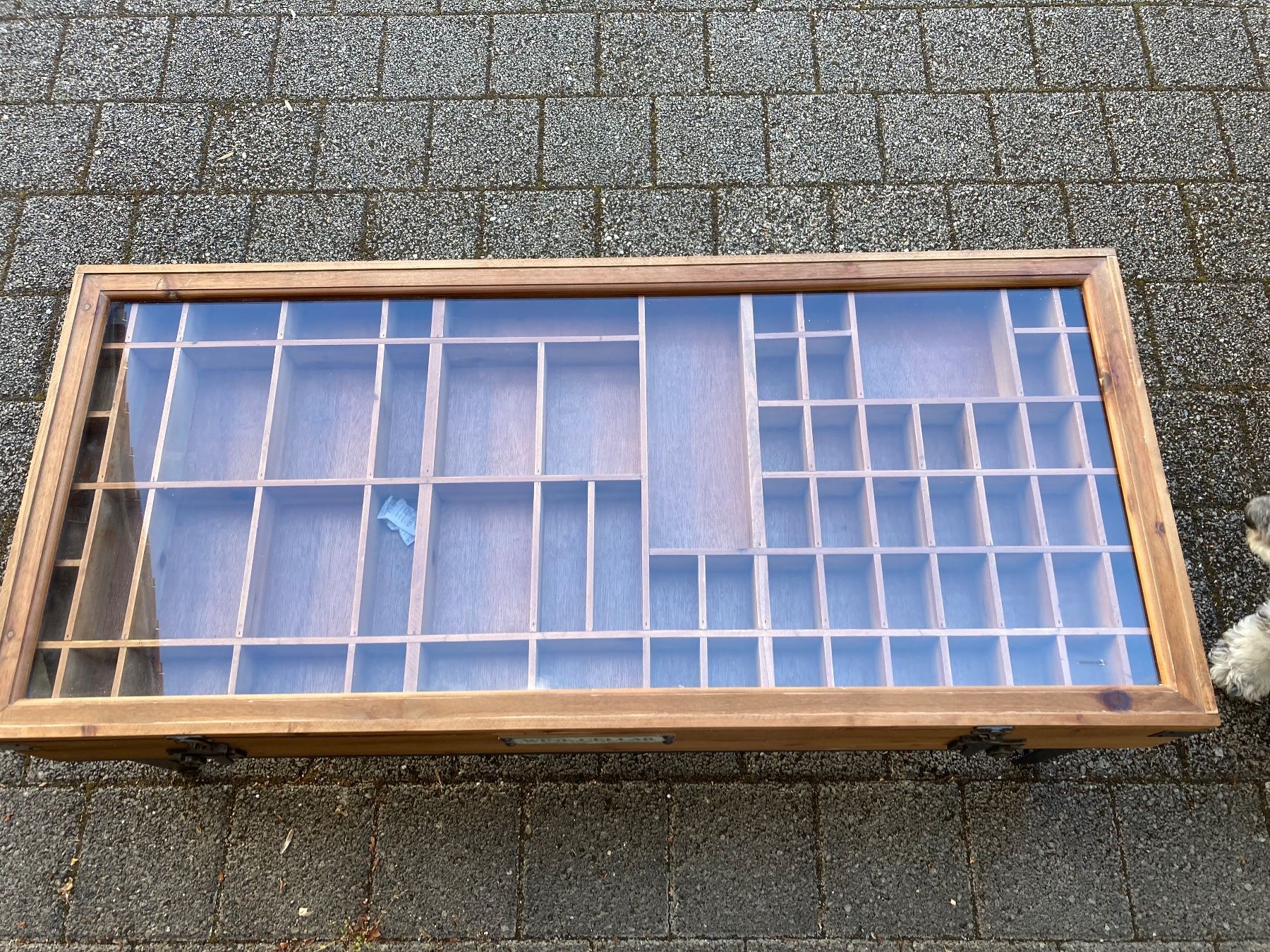 Set di tavolo e panche: Couchtisch / Sammlertisch mit Glasplatte, 122x55cm Top! – Usato da Nussbaumen AG venduto da car_7b54 2